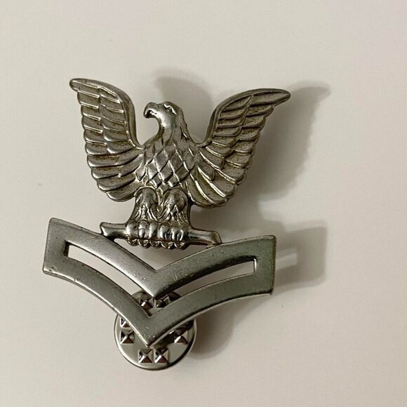 US Navy Petty Officer Second Class Hat Badge Pin  V 21 N - Picture 8 of 9
